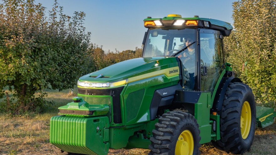 John Deere predstavio autonomne traktore s pogledom na polje od 360 stupnjeva