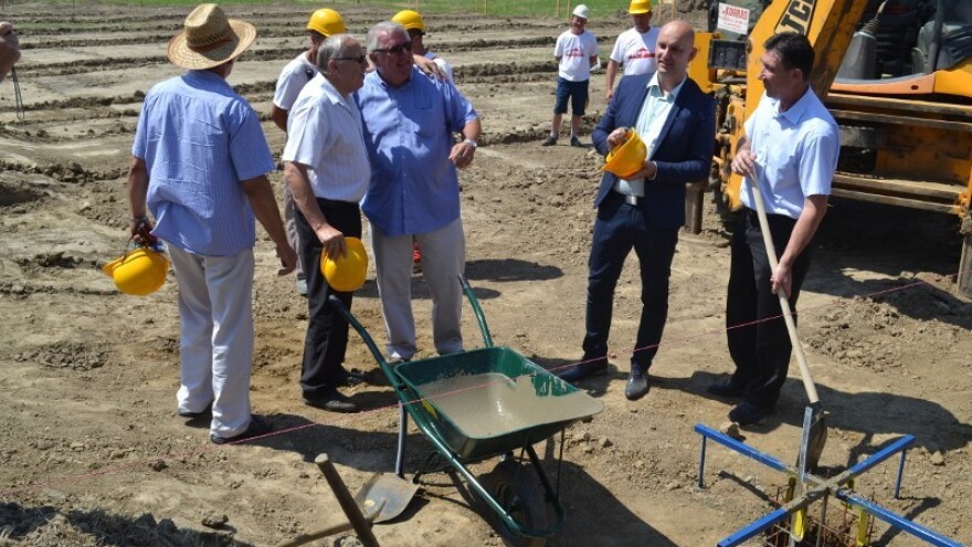 U Slatini se gradi viseća solarna elektrana