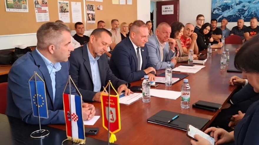 Vlajčić stočarima u Drnišu predstavio mjere pomoći zbog bedrenice, evo na što mogu računati