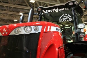 Reakcije na izbor MF8690 za traktor godine