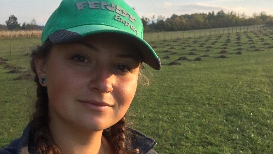 Ena Zolić: Studira u Njemačkoj, a u BiH sadi 250 sadnica lješnjaka