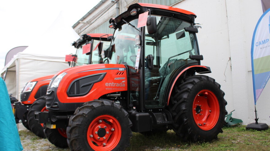 Traktori narančaste boje iz Južne Koreje privlačili poglede na bjelovarskom sajmu