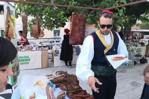U Zagvozdu sve veća posjećenost Etno-eko sajma - i stranci uživaju u izloženim proizvodima