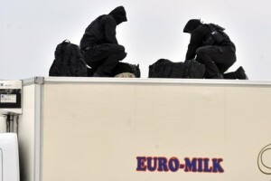 Euro-milk kamion okružen snajperistima