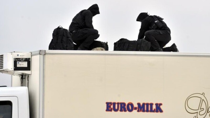 Euro-milk kamion okružen snajperistima