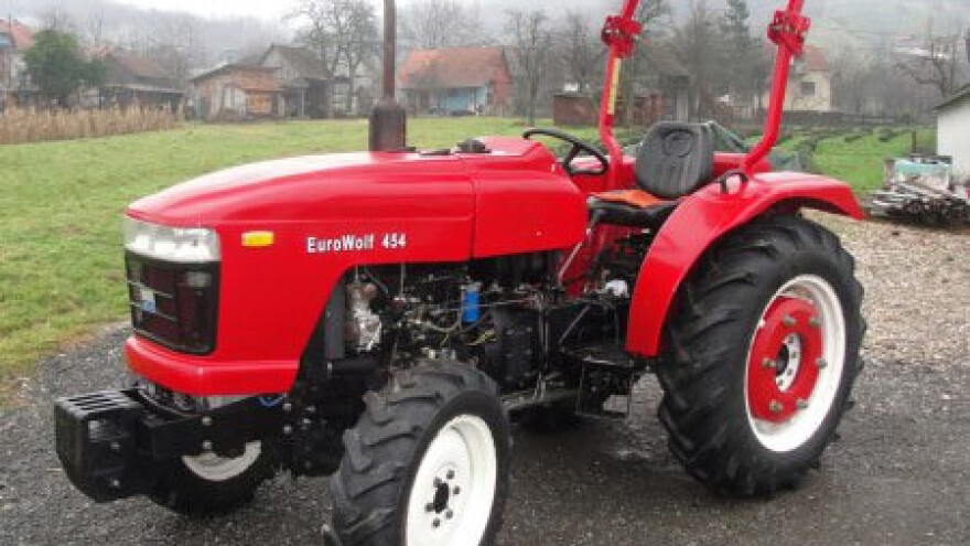Traktor EuroWolf 454