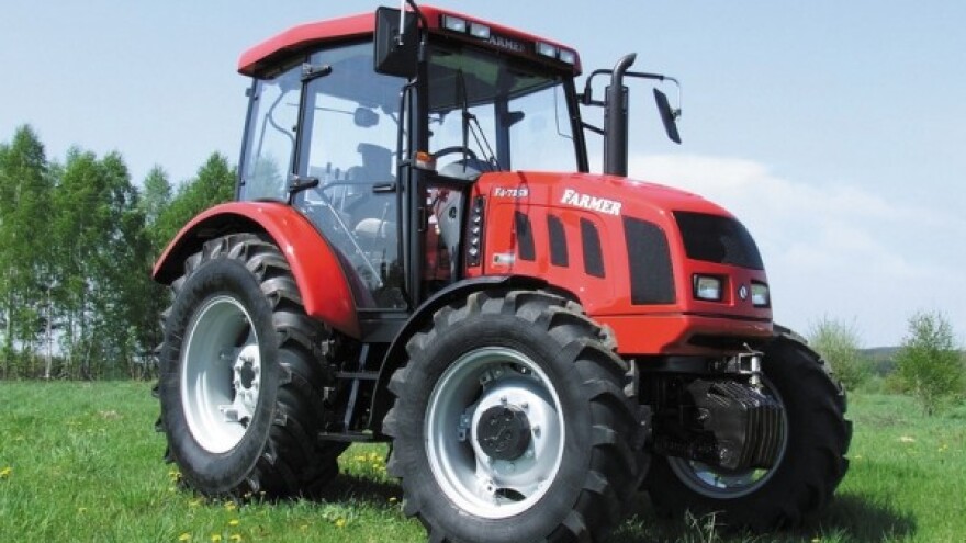 Traktor Farmer F4