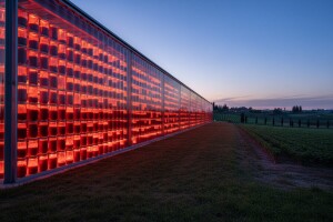 Fabrika italijanskog paradajza sa zidovima od tegli