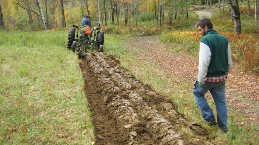 Seljak i dalje radi, ore i propada!