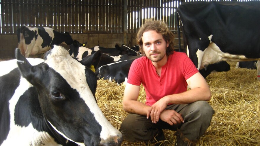 Vegani mu prijetili smrću jer je objavio fotografiju oteljena tri teleta