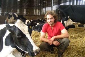 Vegani mu prijetili smrću jer je objavio fotografiju oteljena tri teleta