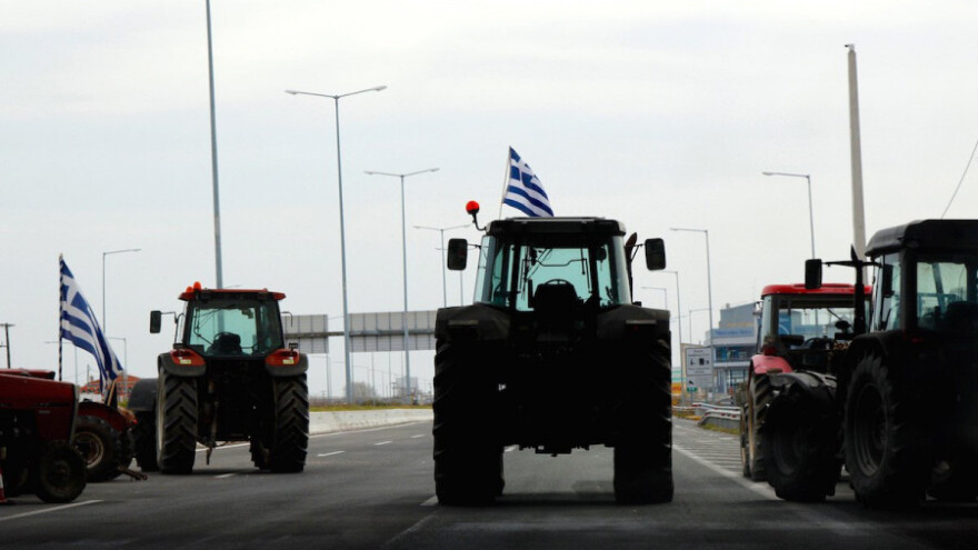 Grčki farmeri na nogama, stižu traktorima u Atenu