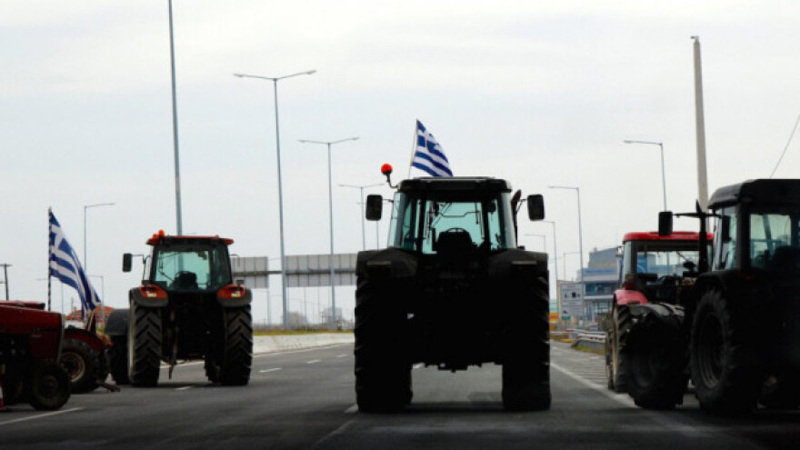 Poljoprivrednici traktorima žele u Atinu