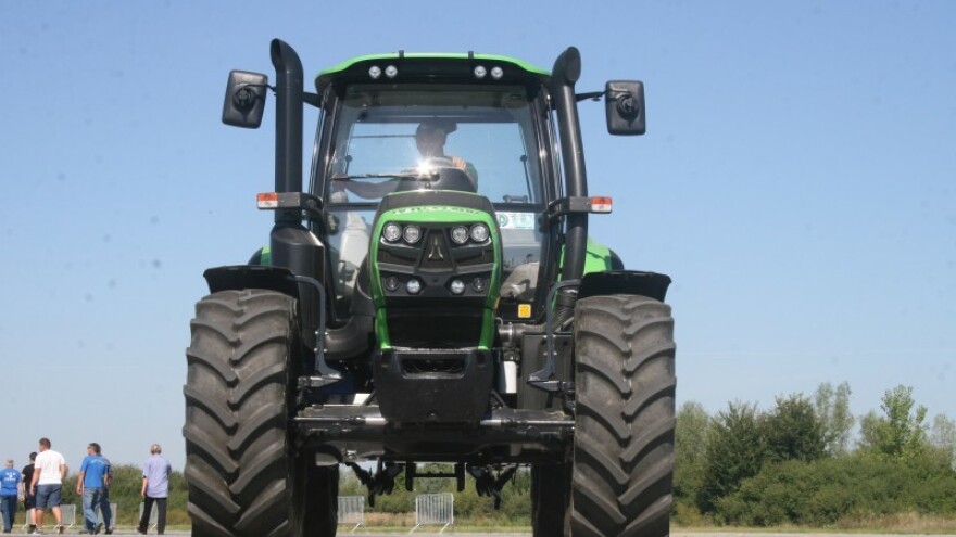 Traktorski race show na 100m preuzima pistu!