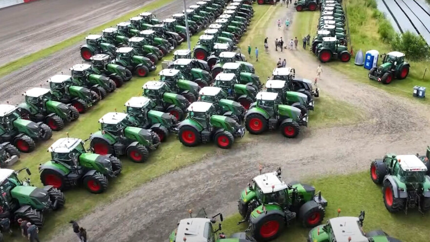 Više od 1.000 Fendt traktora na jednoj livadi u Švicarskoj