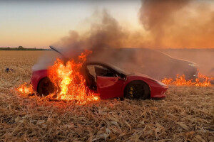 Zapalio Ferrari vrijedan 400.000 dolara jureći po strništu kukuruza