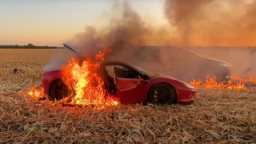 Zapalio Ferrari vrijedan 400.000 dolara jureći po strništu kukuruza