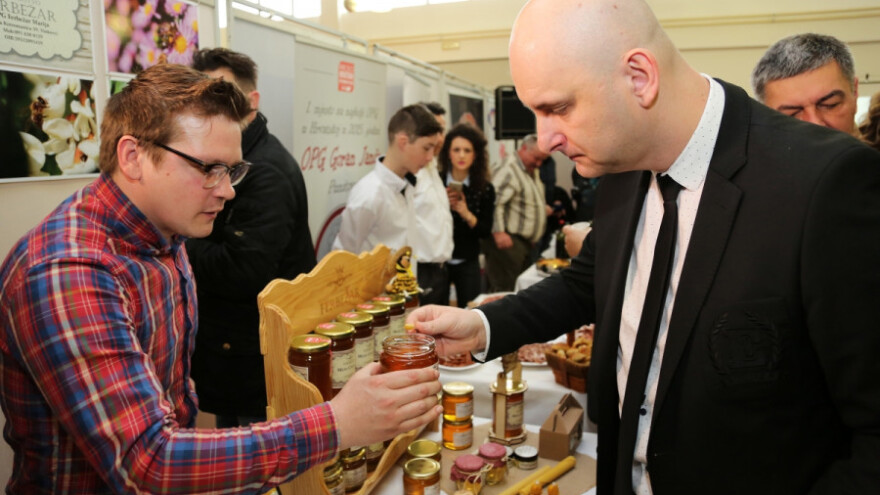 Prinos meda raste, Ferbežar širi pčelinjake