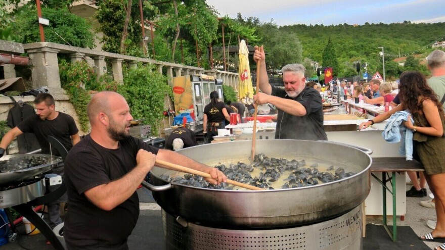 Fešta od pidoći: Više od 500 kg pripremljeno je na tradicionalni način, a mi donosimo recept