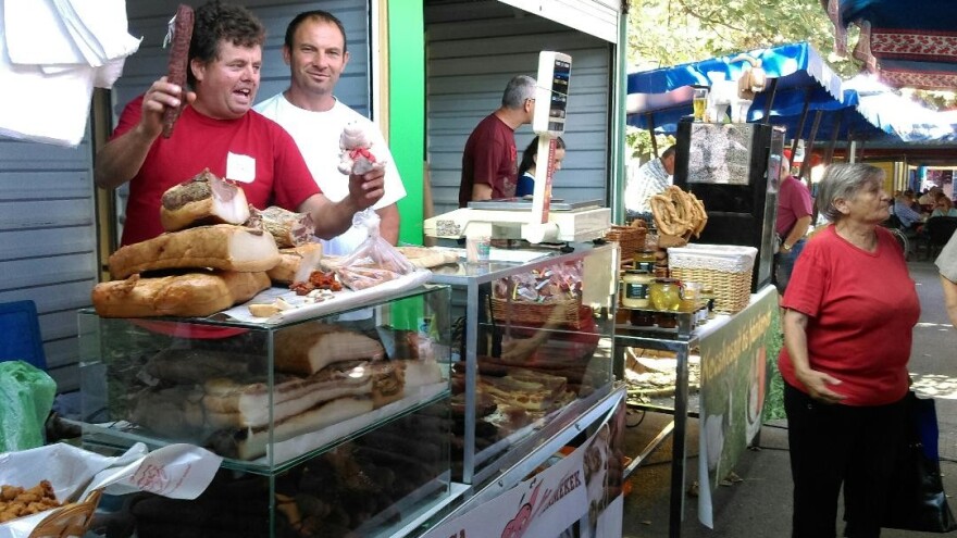 Festival "Četiri godišnja doba – Lijepo za dobro" na osječkoj tržnici povezuje kupce i prodavače te upozorava na problem odbačene hrane