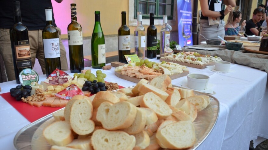 Više od 700 posjetitelja uživalo u okusima domaćih proizvođača na prvom festivalu sira i vina