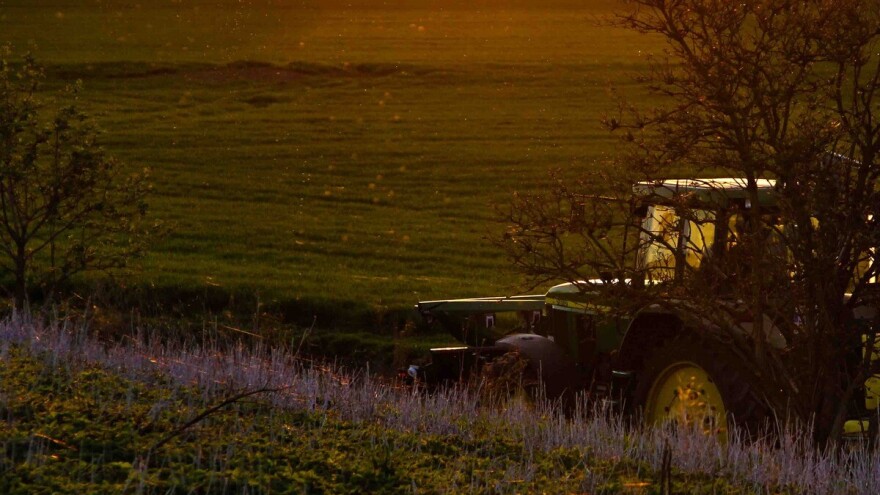 Meštani zatekli prevrnut traktor i beživotno telo muškarca