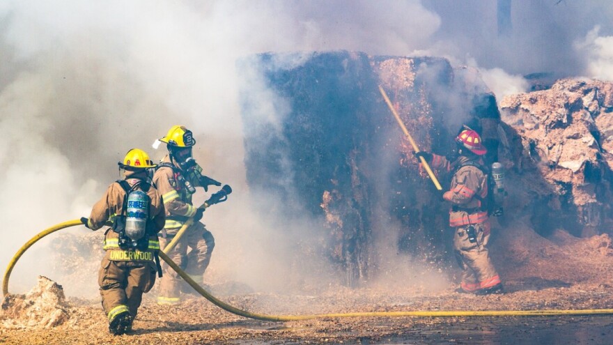 Izgorjelo 1.500 rolo bala sijena, požar podmetnut?