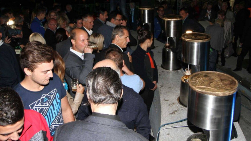 Iz fontane u Sloveniji ne teče voda već pivo!