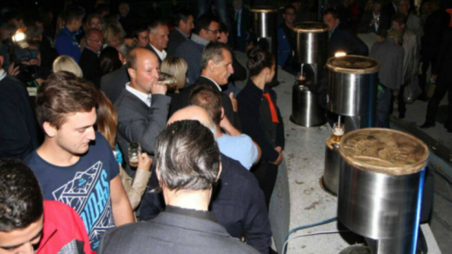 Zeleno zlato - fontana iz koje teče pivo!