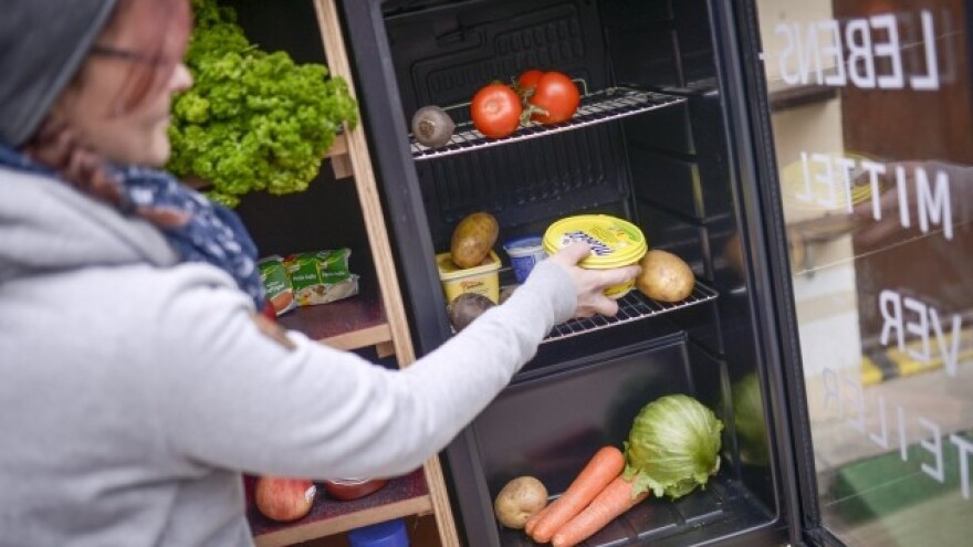 Javni hladnjaci gdje se višak hrane dijeli!