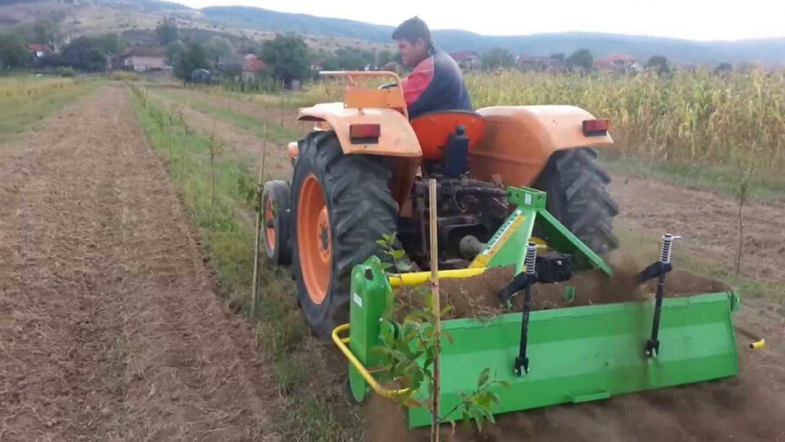 Radina freza kućnog izuma kosi, ore, prska i sadi