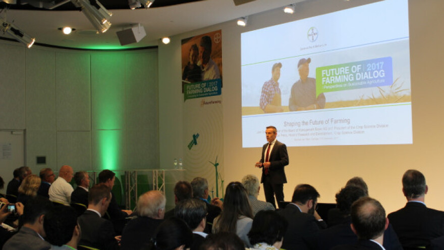 Još više ljudi, još manje polja