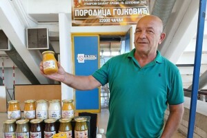 Vredni pčelar iz Čačka: Šta sve pravi Marjan Gojković iz svojih 200 košnica?