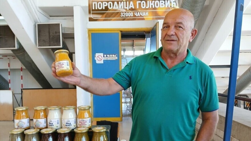 Vredni pčelar iz Čačka: Šta sve pravi Marjan Gojković iz svojih 200 košnica?