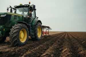 Golobradi mladići održali sat iz naprednog oranja