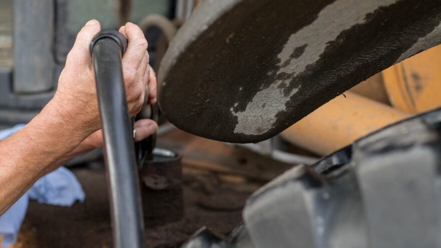 Dizel 179 dinara, utakanje isključivo u rezervoare poljoprivrednih mašina