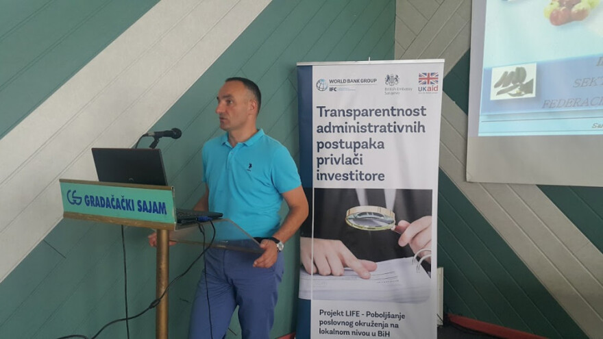 Treba se fokusirati na zamrznutu malinu