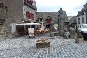 San bon de Salers - francuski gradić koji turistički uspon duguje kravama