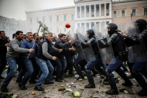 Grčki poljoprivrednici jure policiju!
