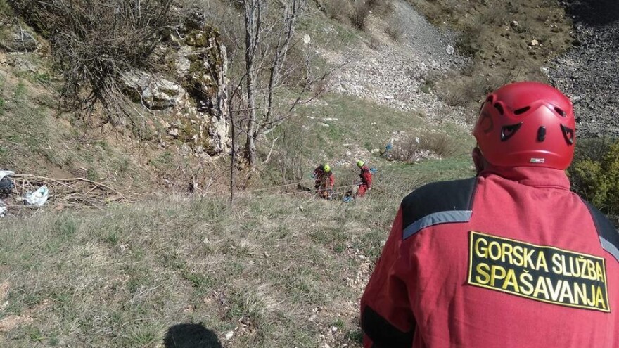 Krava upala u vrtaču, izvlačila ju Gorska služba spašavanja