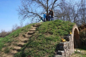 Izgradili trap za voće i povrće, ali i atrakciju - Hobitova kućica usred ravnice