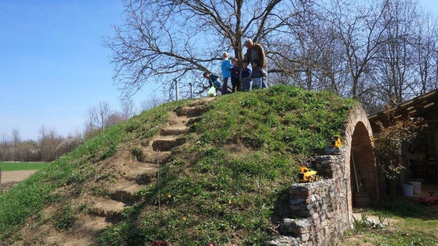 Izgradili jedinstven trap za voće i povrće, ali i atrakciju - Hobbitova kućica usred ravnice