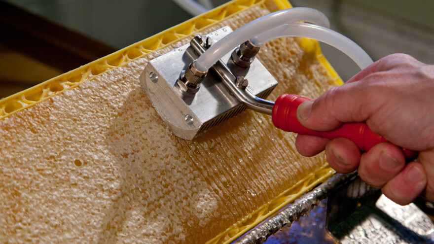 S Honey Paw uređajem ekstrakcija meda postaje lakša i jednostavnija