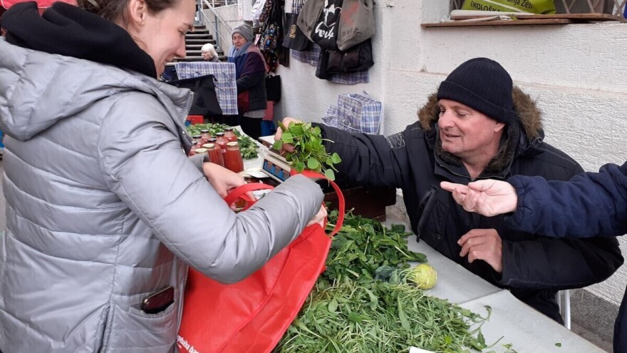 HPK: Obavezati trgovačke lance na otkup domaćih proizvoda, isplata potpora do 15. travnja