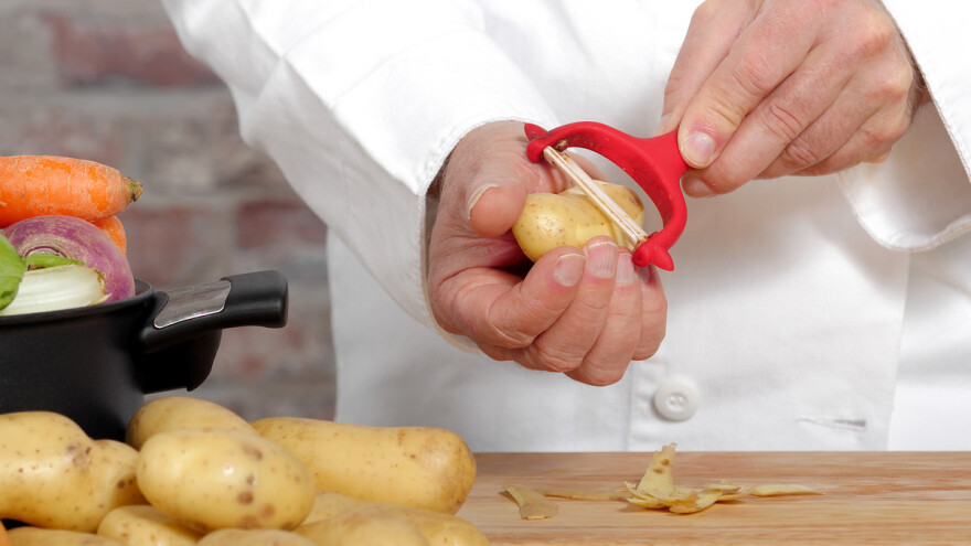 Kuhar Dominik Flettner otpad od povrća servira na tanjuru