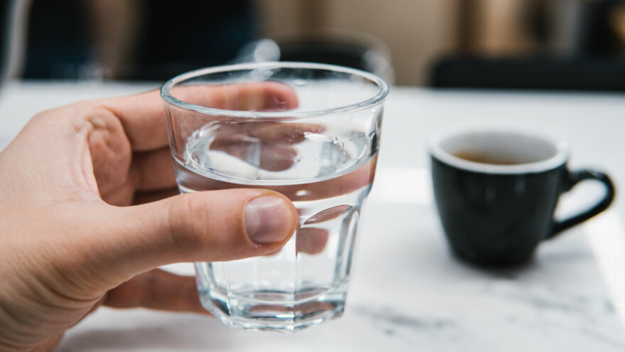 Destilirana voda čisti organizam od štetnih tvari?