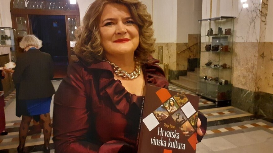 Monografija donosi bogati prikaz domaće vinske tradicije na čak 456 stranica