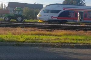 Nema toga što traktor ne može povući - u Hrvatskoj čak i vlak!