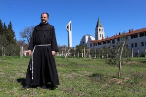 I hercegovački fratri na Humcu sade masline