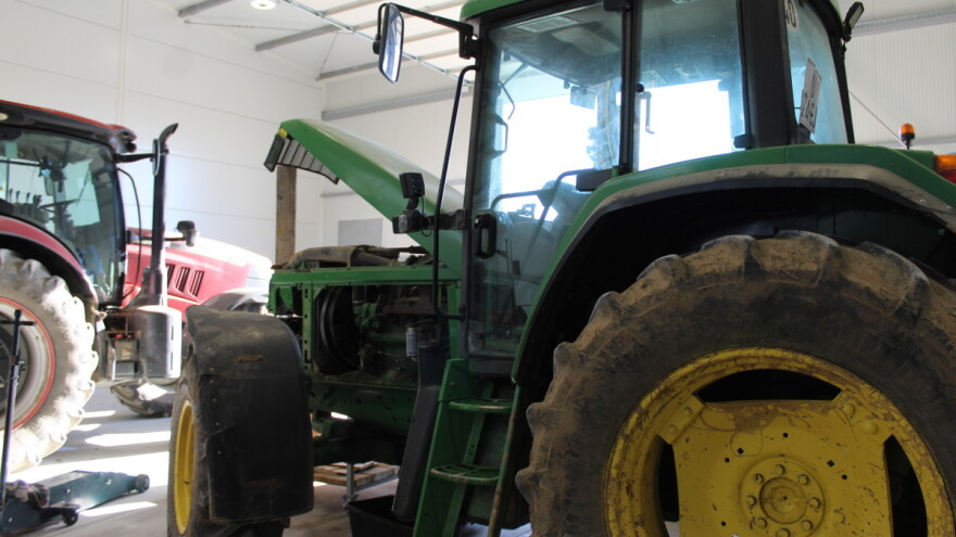 Poljoprivrednik ključ ostavio u traktoru,  ukrali mu ga iz garaže